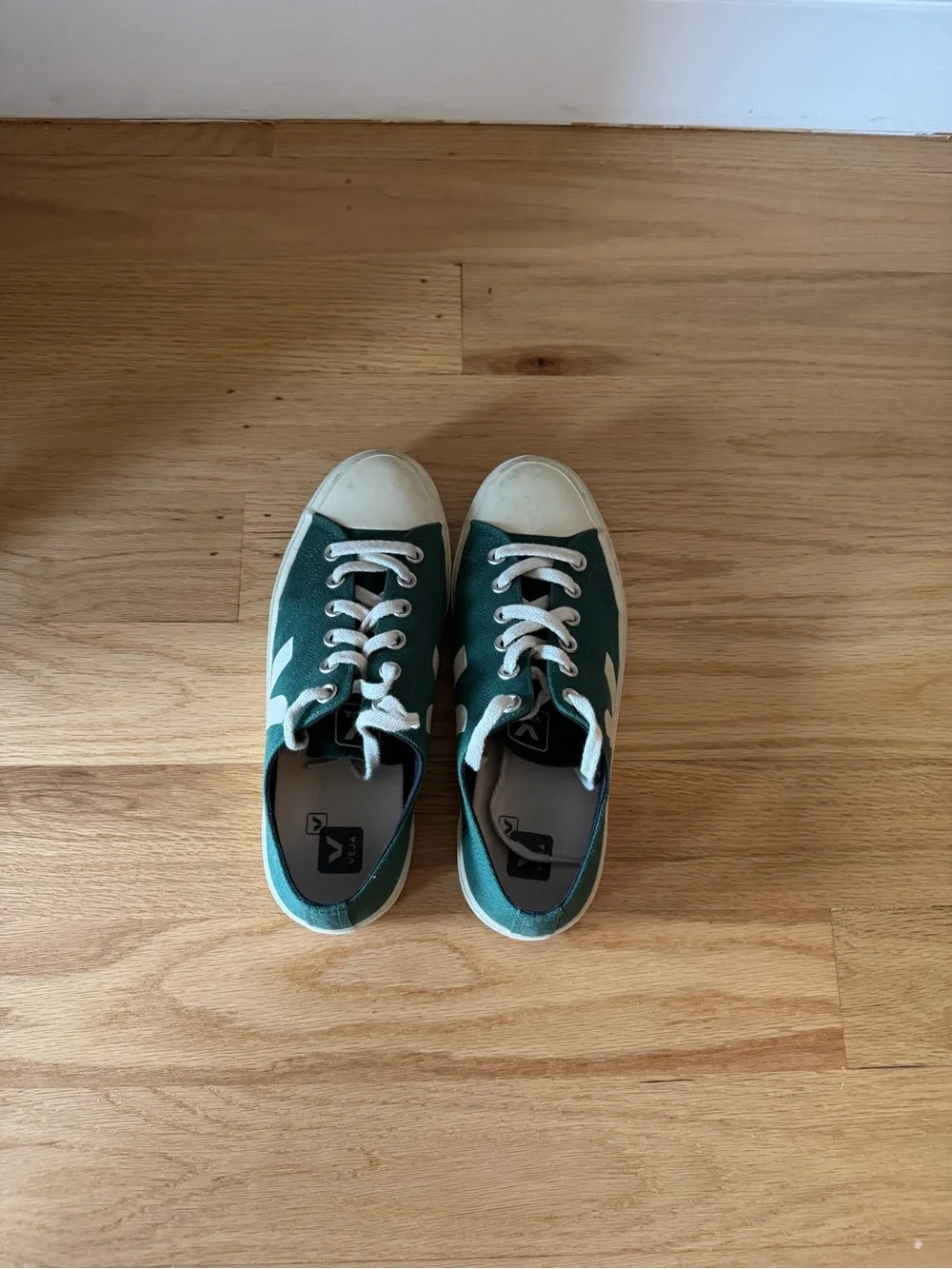 Veja Wata II Pierre Sneaker in Green and White